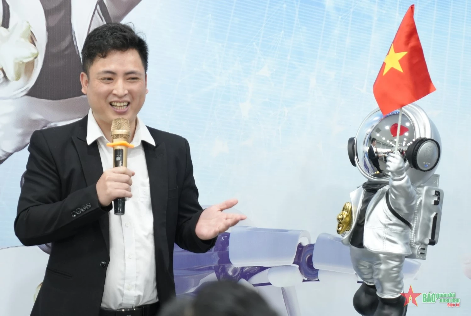 Anh Trần Ngọc Thiện chia sẻ về quá trình triển khai Dự án Robot trí tuệ nhân tạo Anan.&nbsp;