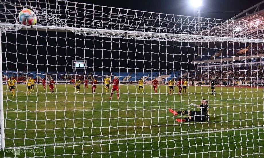 Việt Nam ngược dòng thắng ngoạn mục Dortmund 2-1