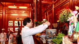 Đoàn đại biểu tỉnh Lào Cai dâng hương tưởng niệm Chủ tịch Hồ Chí Minh