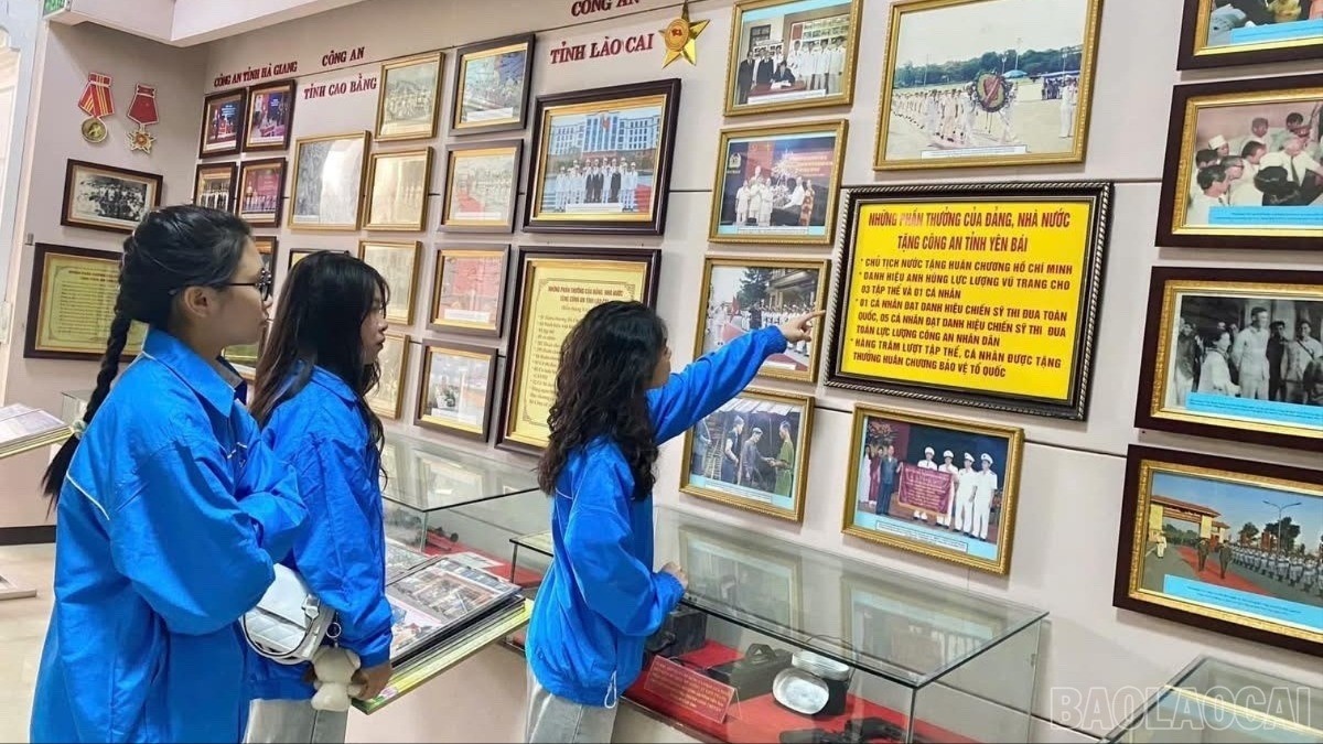 Đoàn viên thanh niên xã Thác Bà tìm hiểu truyền thống lịch sử dân tộc Việt Nam. baolaocai-br_z6799326762536-597f4ec96476109c2a3e01bdd926e34c-1359.jpg