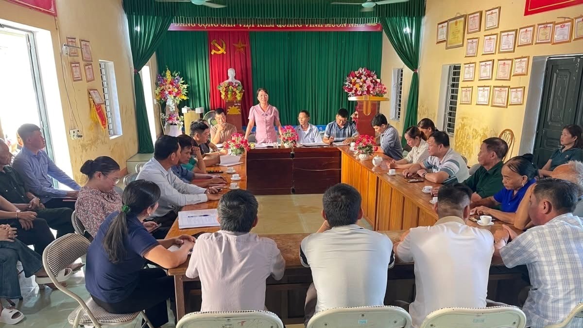 Lãnh đạo Ủy ban MTTQ xã Quy Mông trao đổi, thảo luận, nắm tình hình nhân dân tại các thôn. z6925773699995-7933412881d6edb45e63aeaab9158def-3291.jpg
