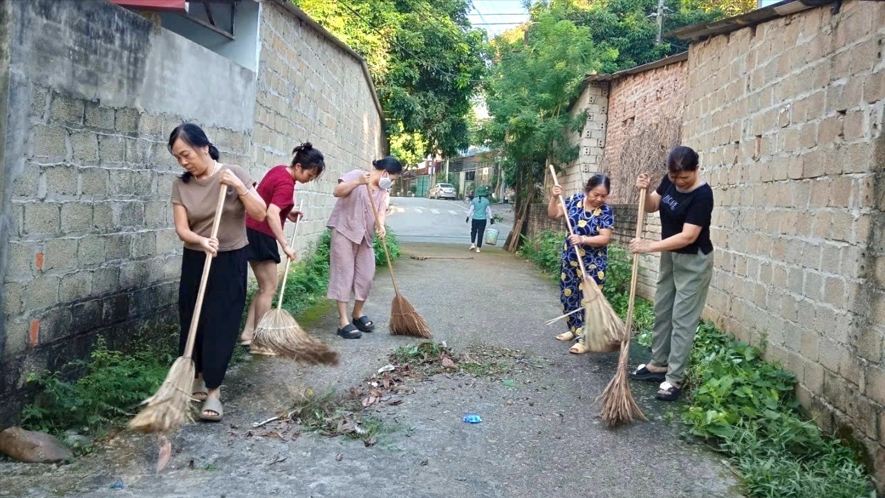 Đời sống ổn định, nhân dân tích cực tham gia thực hiện các phong trào tại địa phương. (Trong ảnh: Nhân dân xã Văn Bàn lao động vệ sinh khu dân cư). z6925799479720-fb30a076cda00cc50cb1d8c2269f2d1b-2856.jpg