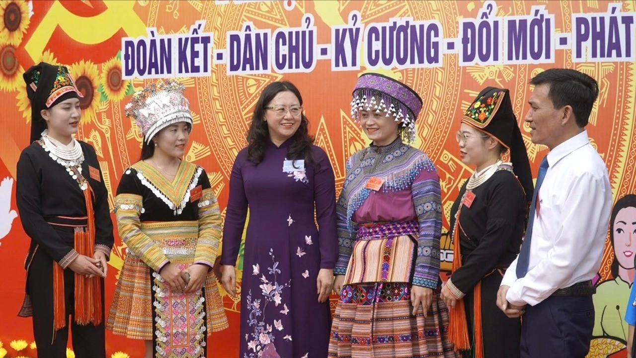 Đồng chí Giàng Thị Dung - Phó Bí thư Tỉnh ủy, Chủ tịch Ủy ban MTTQ tỉnh nắm tình hình tư tưởng Nhân dân tại xã Tân Hợp. z6925767162575-f083f1d15a104170061afa6a7f4be56f-5487.jpg