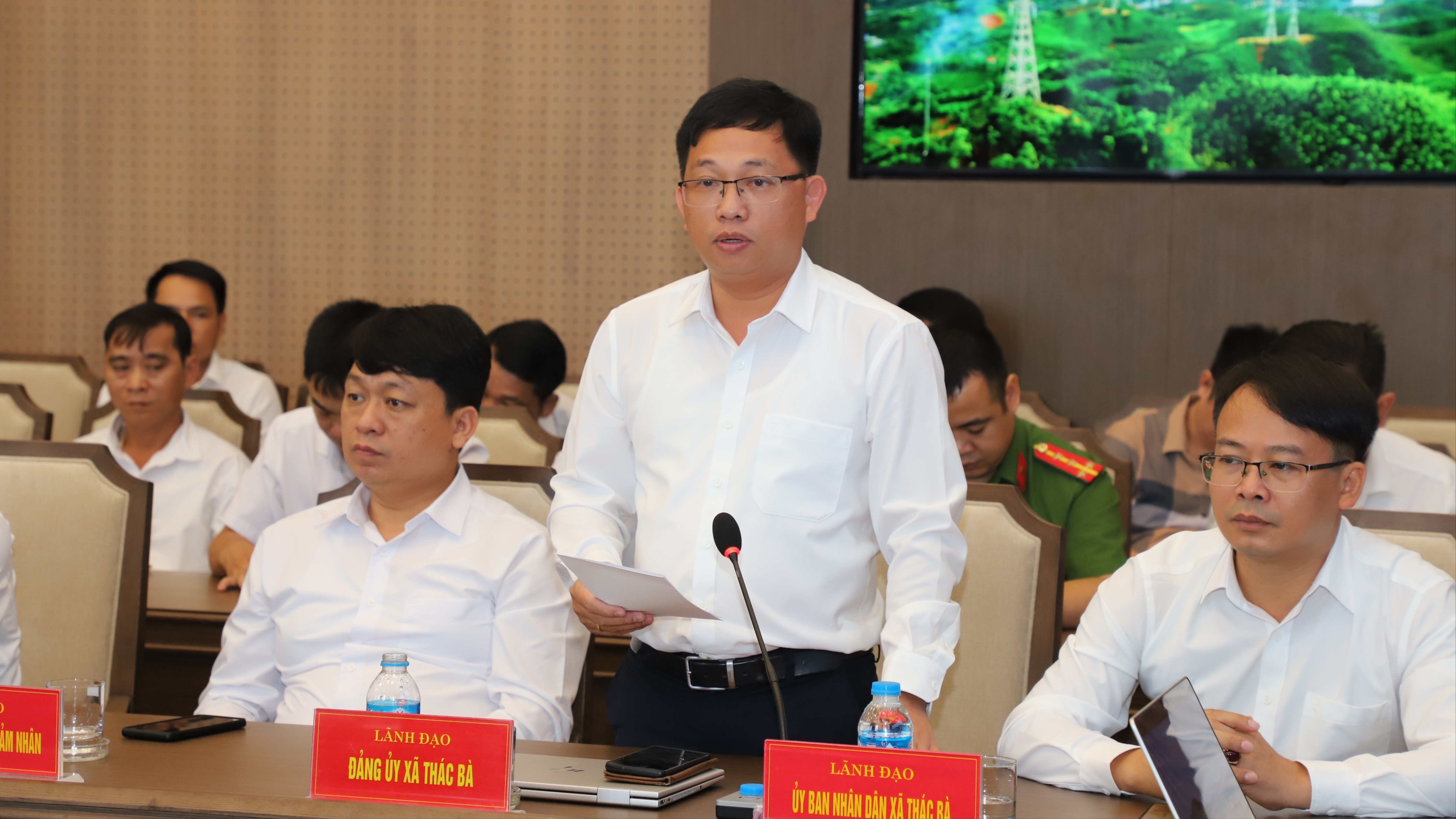 Lãnh đạo UBND xã Thác Bà phát biểu tại hội nghị. img-2580-385.jpg