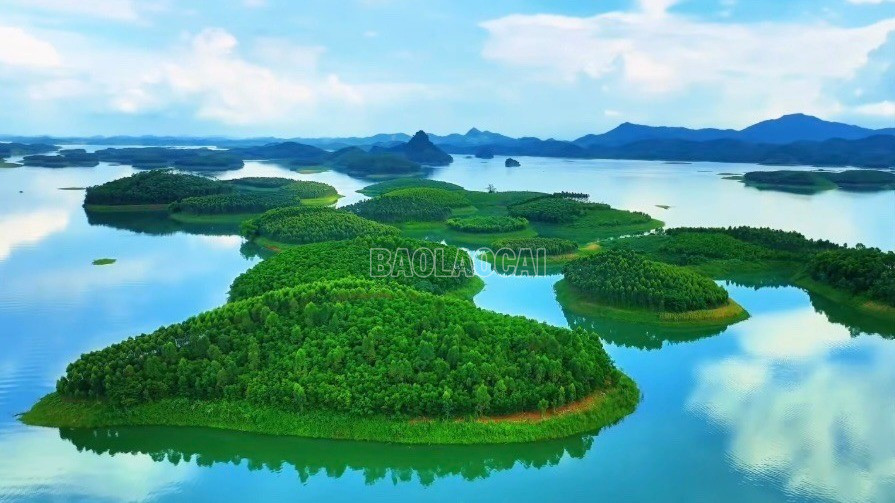 Hồ Thác Bà được ví như "Vịnh Hạ Long trên núi". baolaocai-c_z7007792278409-2486150129a4c504e71ea0f3cc4700ae.jpg