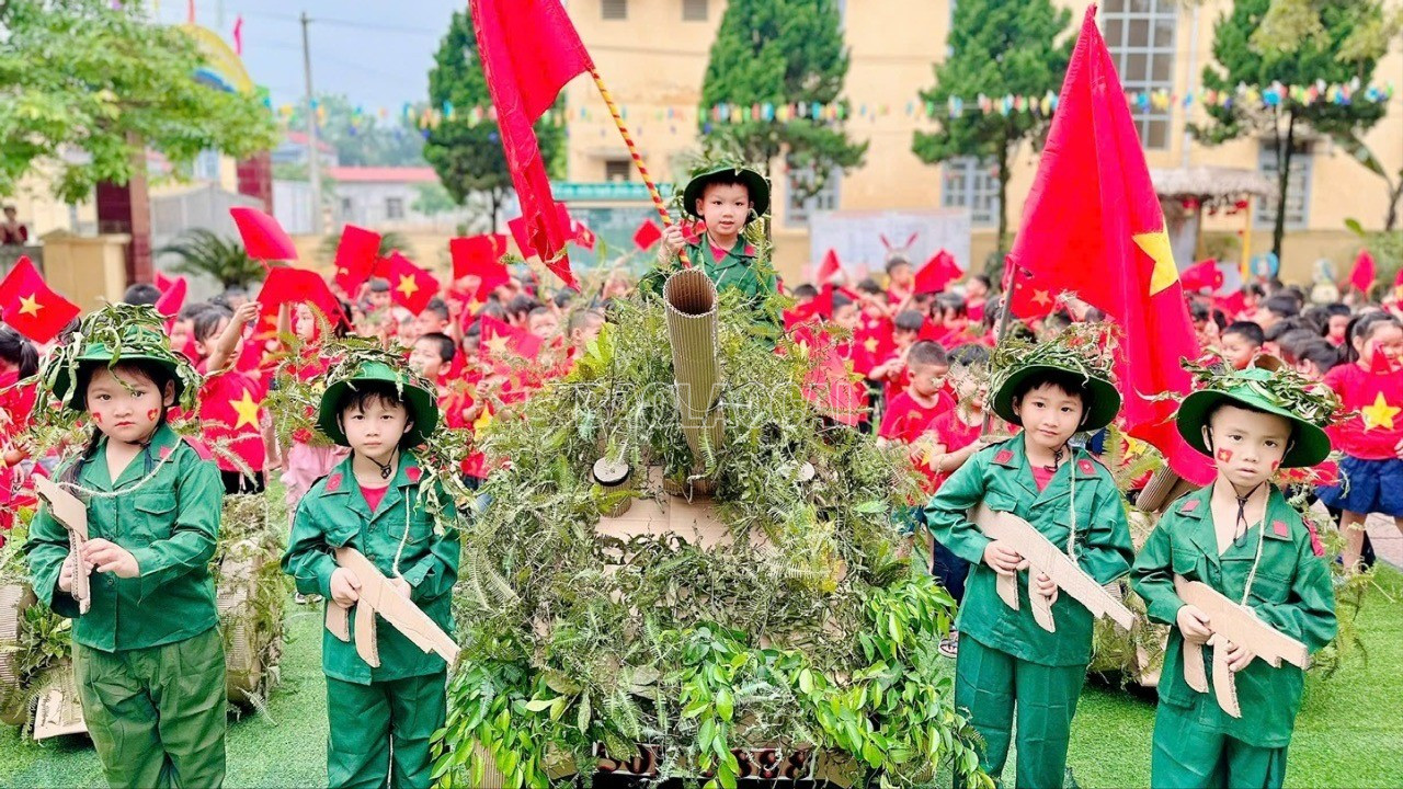 Nhà trường chú trọng giáo dục lịch sử truyền thống dân tộc cho các bé thông qua hoạt động trải nghiệm. baolaocai-c_z7159937638307-e828bd35f40cef011988dbb2d3af2be8-7876.jpg