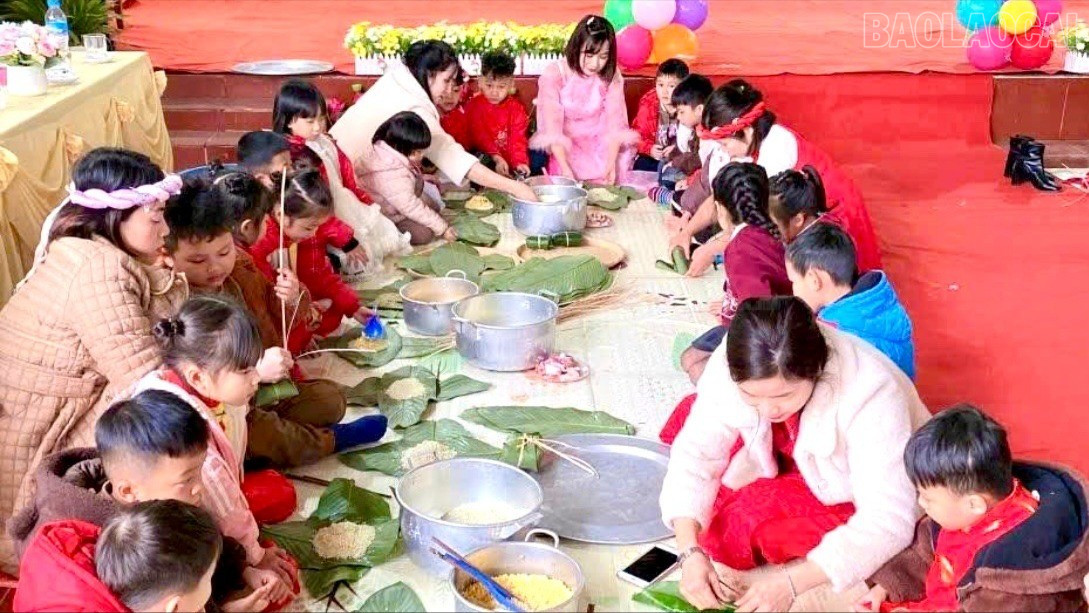 Các bé Trường Mầm non Tân Hợp trải nghiệm gói bánh chưng trong ngày Tết cổ truyền. baolaocai-tr_z7159990662010-fac3b24eea0a1aaf6910ec3e53e2500b-7591.jpg