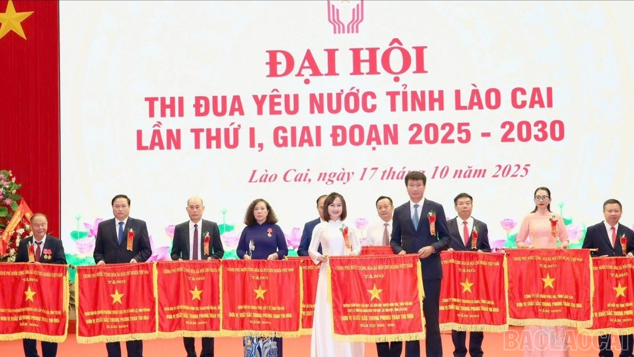 Cô giáo Vũ Thị Thu Hà - Hiệu trưởng Trường Mầm non Tân Hợp nhận Cờ thi đua của Chính phủ. baolaocai-br_z7159932474824-94a6cf3650a6808fe11d3ce84d901677-1570.jpg