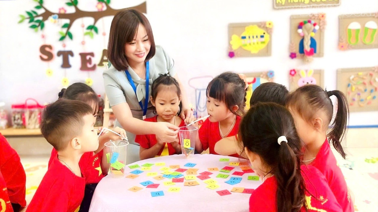 Các bé được tham gia trò chơi sáng tạo tại trường. baolaocai-tr_z7159917303568-f2312510ce2d1ae7247a5f62a3de2494-4130.jpg