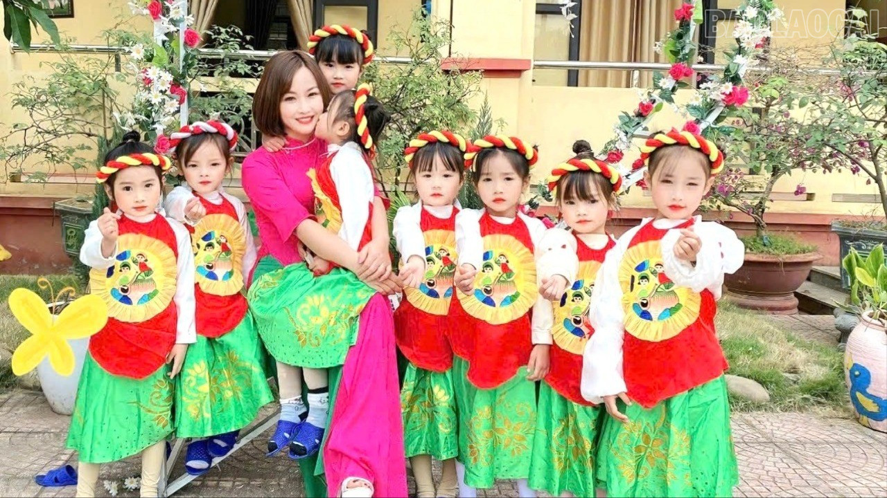 Các cô giáo của Trường Mầm non Tân Hợp luôn là người mẹ hiền thứ 2 của các bé. baolaocai-tr_z7159918264894-0a0fc31aa6e47bb98c007a0437e6db33-8347.jpg