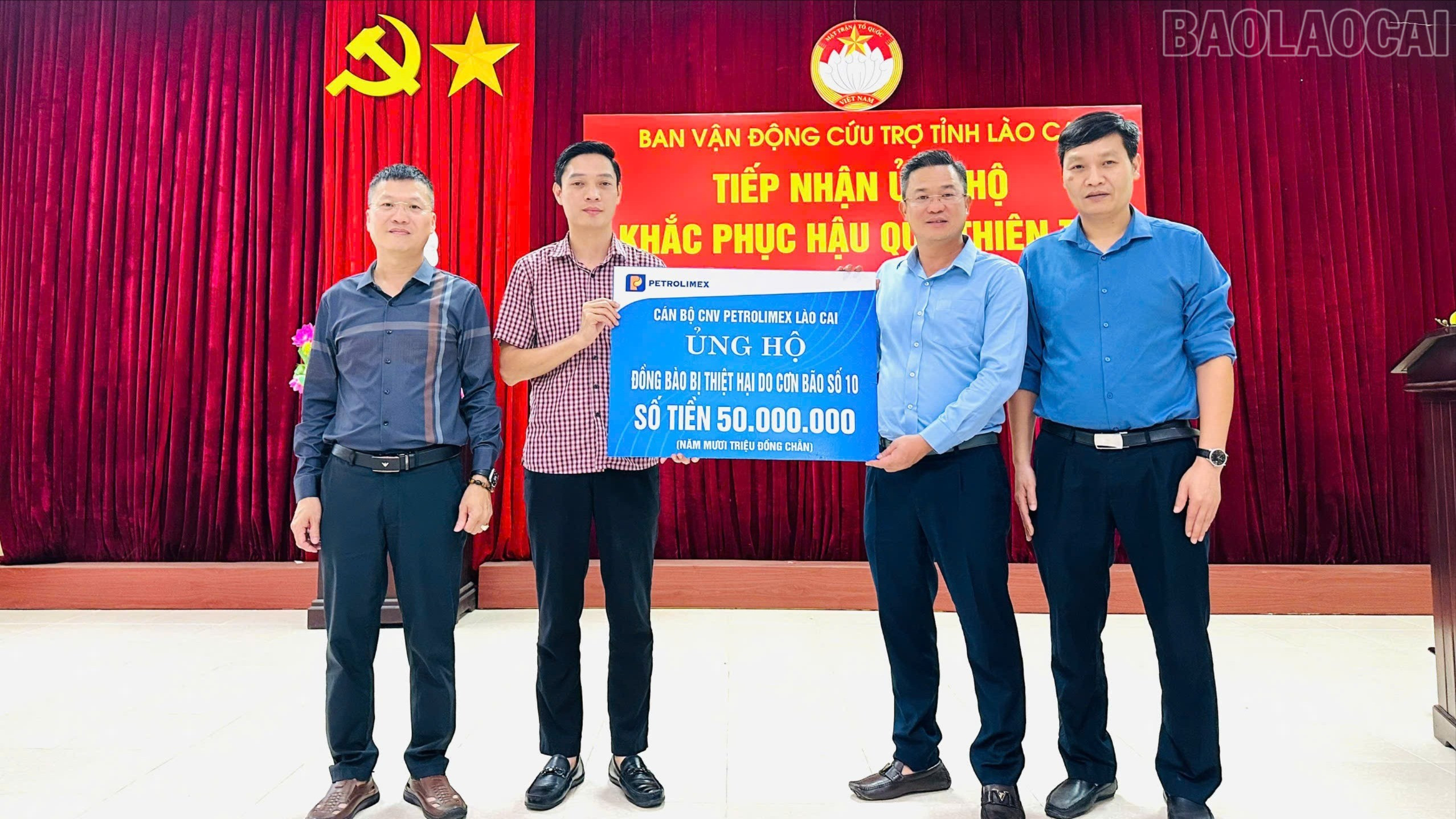 Đồng chí Ngô Quang Vinh - Giám đốc Công ty TNHH Một thành viên Petrolimex Lào Cai trao kinh phí hỗ trợ. baolaocai-tr_z7089846542728-8eff3ab622cfee159345e3578605175a-8790.jpg