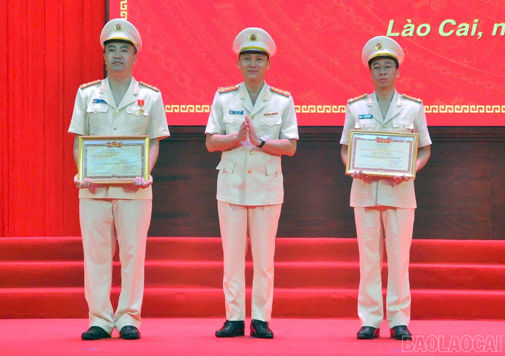 2 cá nhân được tặng danh hiệu Chiến sĩ thi đua toàn lực lượng. baolaocai-br_117-oanh-4.jpg