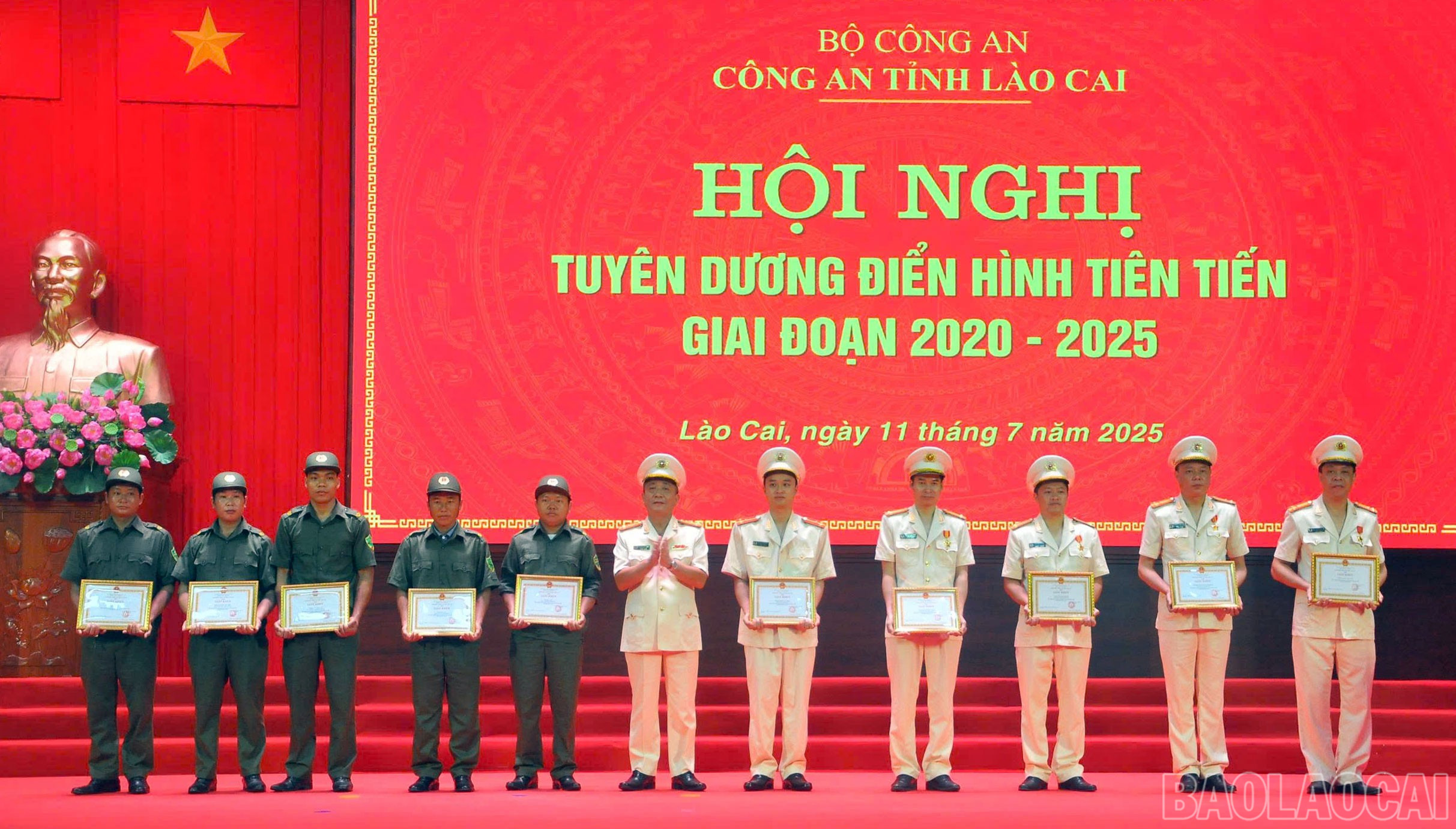 Các tập thể, cá nhân được nhận giấy khen của Giám đốc Công an tỉnh vì có thành tích xuất sắc trong công tác cứu nạn, cứu hộ sạt lở đất trên địa bàn tỉnh. baolaocai-br_117-oanh-5.jpg