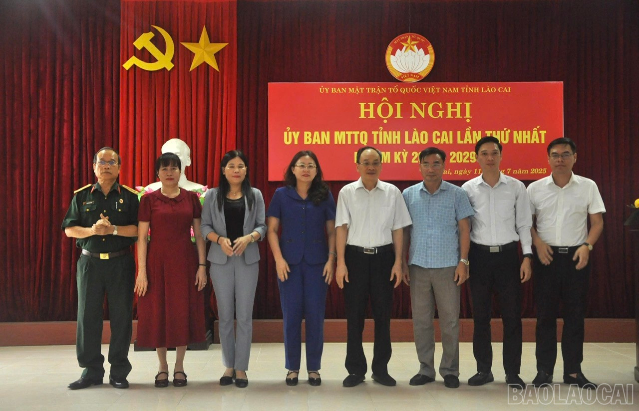 Ban Thường trực Ủy ban MTTQ Việt Nam tỉnh Lào Cai, nhiệm kỳ 2024 -2029 ra mắt Hội nghị. baolaocai-br_z6794421435581-5ddc988a9b24a9921cd9306673314fa2.jpg