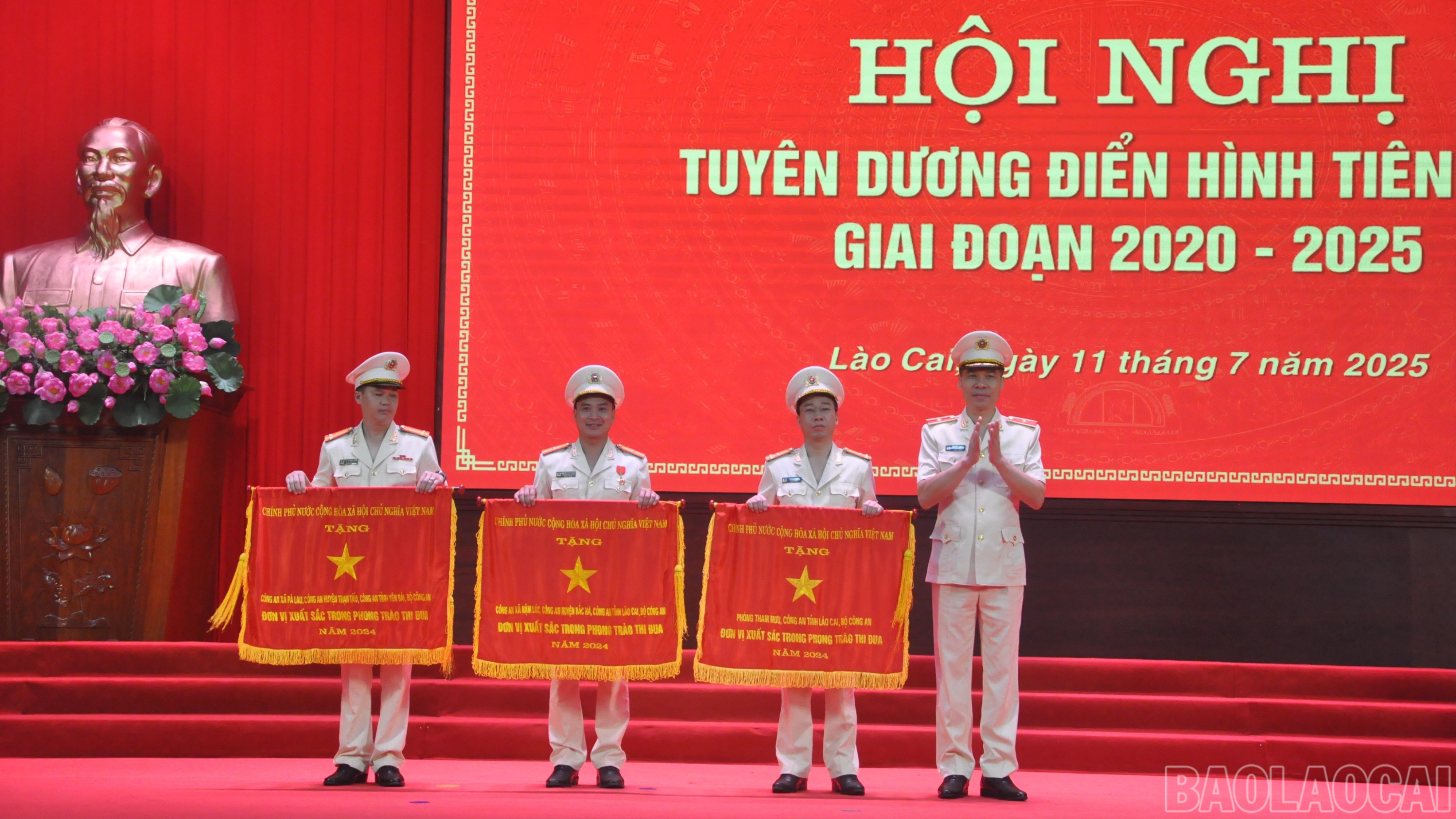 Thừa ủy quyền của Thủ tướng Chính phủ, Thiếu tướng Cao Minh Huyền, Ủy viên Ban Thường vụ Tỉnh ủy, Bí thư Đảng ủy, Giám đốc Công an tỉnh trao Cờ thi đua cho 3 tập thể. baolaocai-br_dsc-0815-2685.jpg