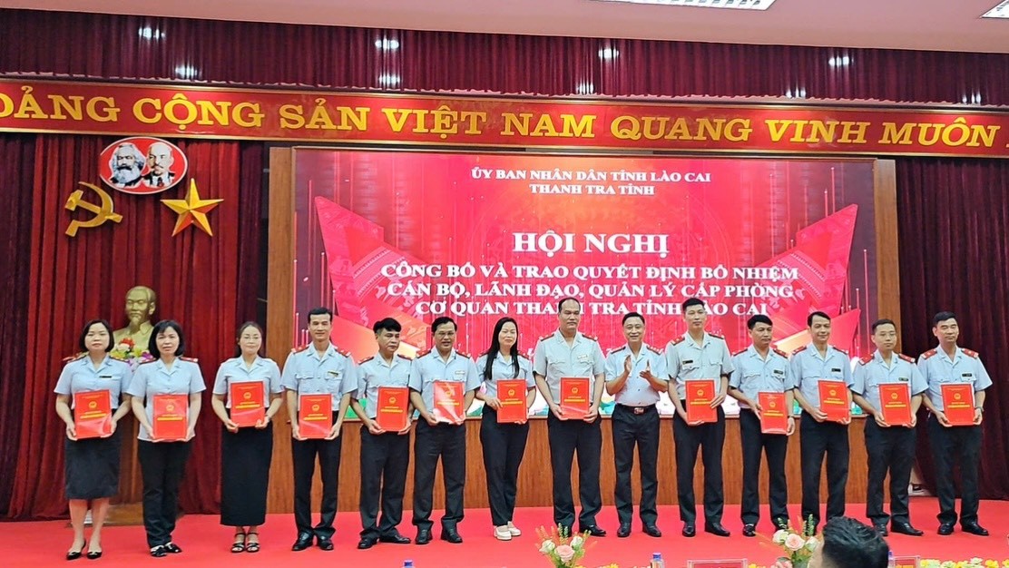 Trao quyết định bổ nhiệm lãnh đạo các phòng chuyên môn cơ quan Thanh tra tỉnh. z6796450521451-8959f7835d7bcb65def4067c73a6f0a5.jpg