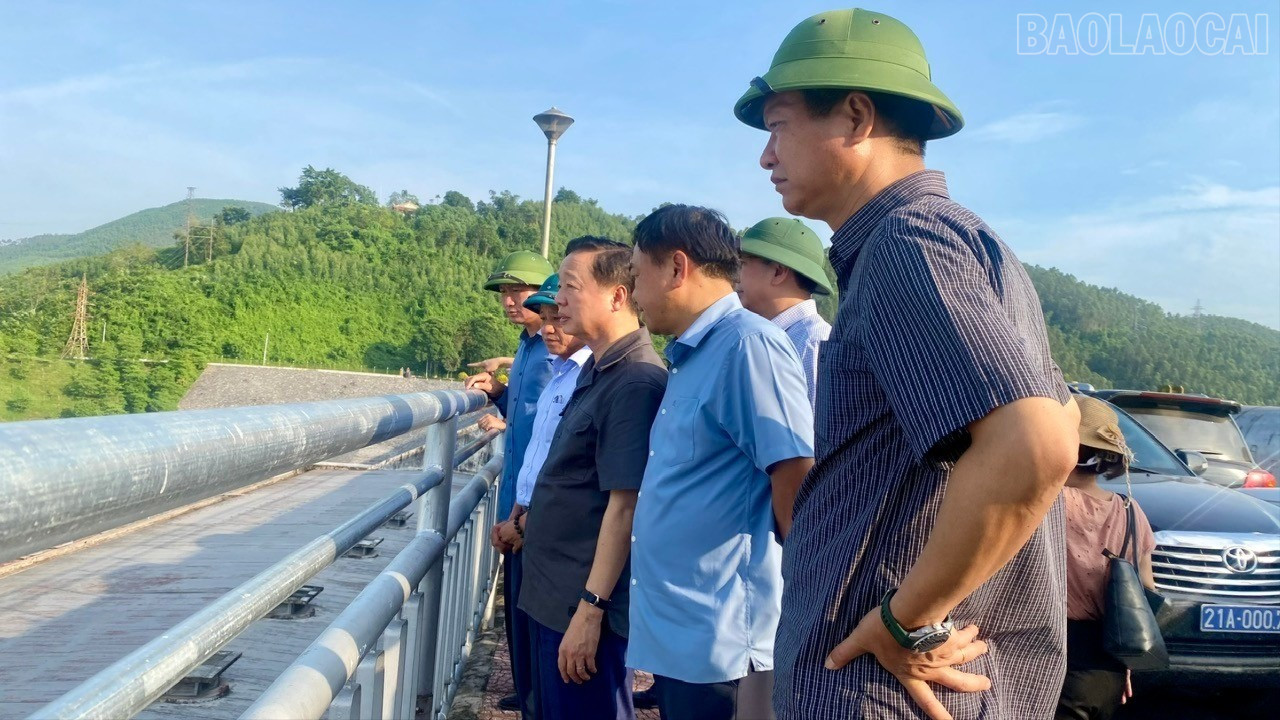 Phó Thủ tướng Chính phủ Trần Hồng Hà kiểm tra Công trình đập Thủy điện Thác Bà. baolaocai-tr_z7083963634157-28d23613fe982aab7918f63943188e78-2141.jpg