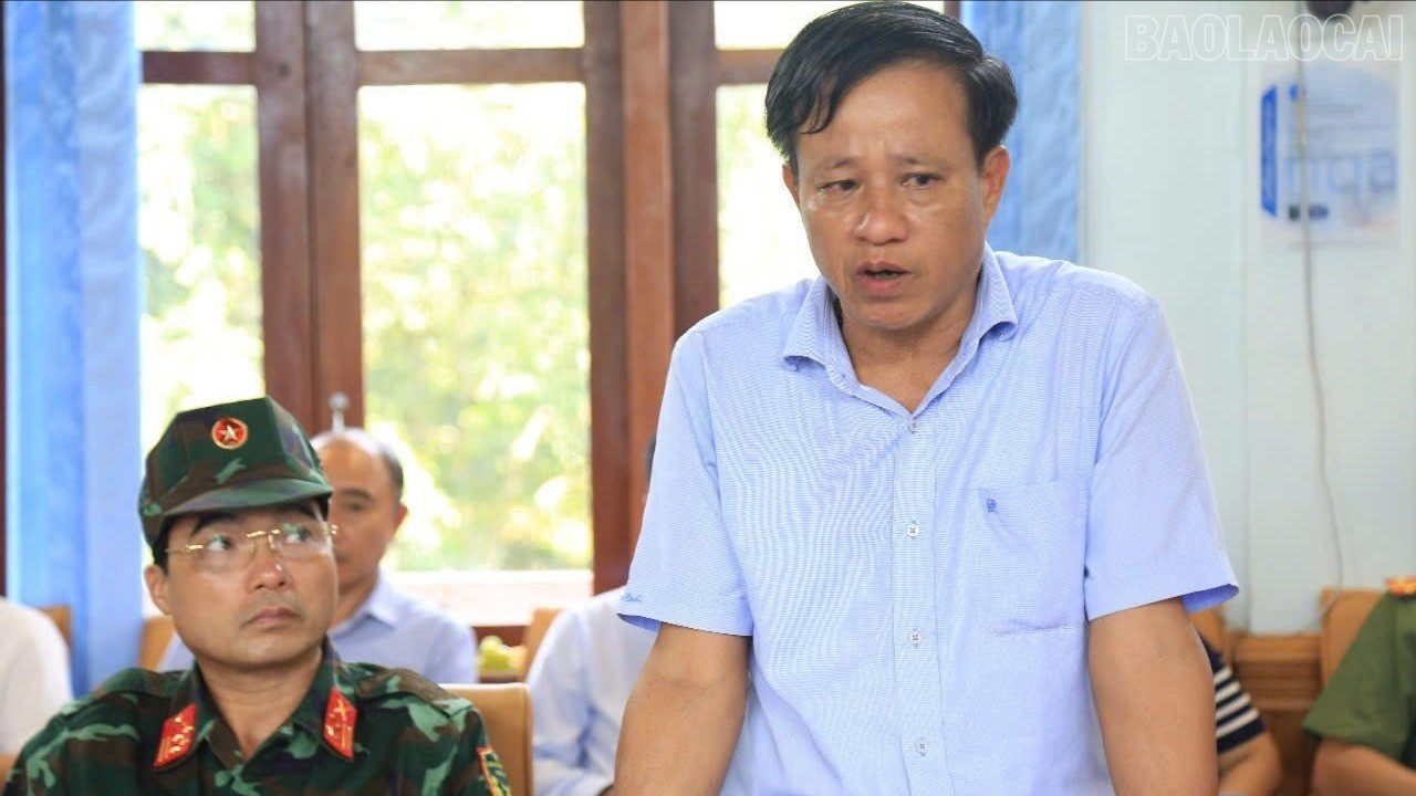 Lãnh đạo Công ty Cổ phần Thủy điện Thác Bà báo cáo phương án ứng phó bão số 11. baolaocai-tr_z7083973938548-070a450efc268b6a2cb6f17e5b3040c9-2368.jpg
