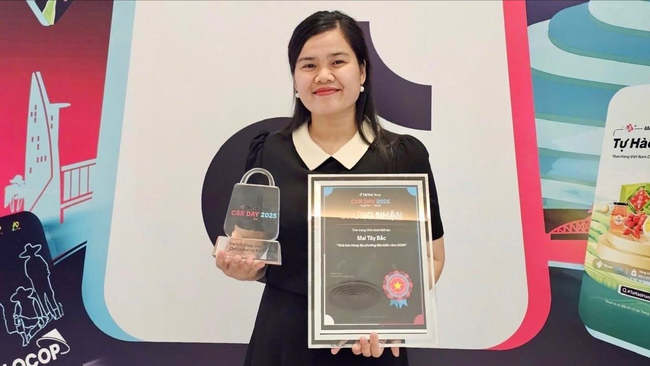 Phạm Thị Phương Mai được nhận danh hiệu "Nhà bán hàng địa phương tiêu biểu năm 2024" do Tiktok Shop CSR trao tặng. z7160257751057-499b0a2165e585e08e9fd26f2588da87-959.jpg