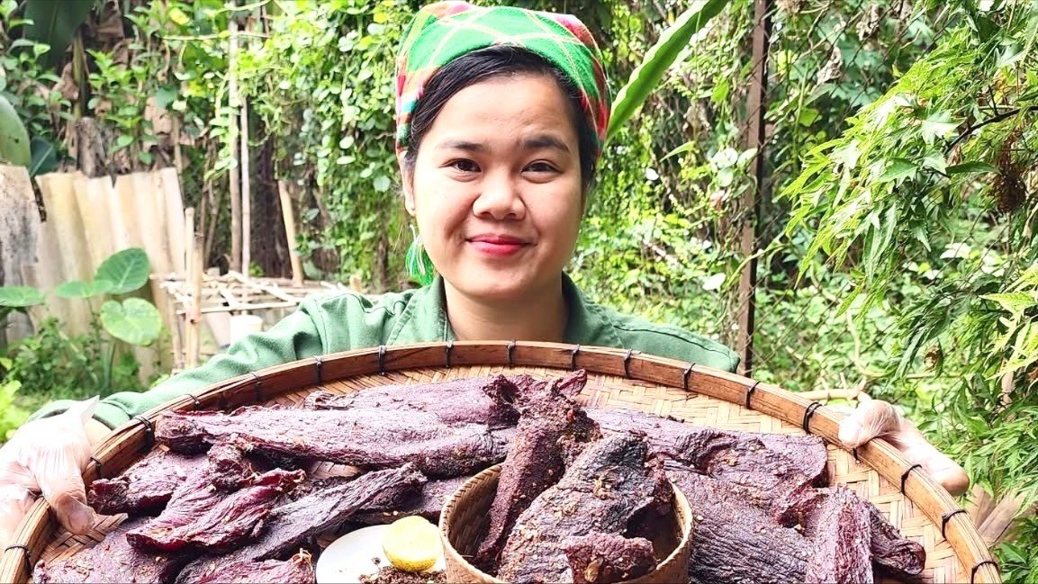 Phạm Thị Phương Mai quảng bá sản phẩm đặc sản thịt trâu sấy của Lào Cai trên các nền tảng mạng xã hội, thu hút đông người mua. z7160275459769-3e2cc8c7fc05b125922729cd1e4bc16f-425.jpg