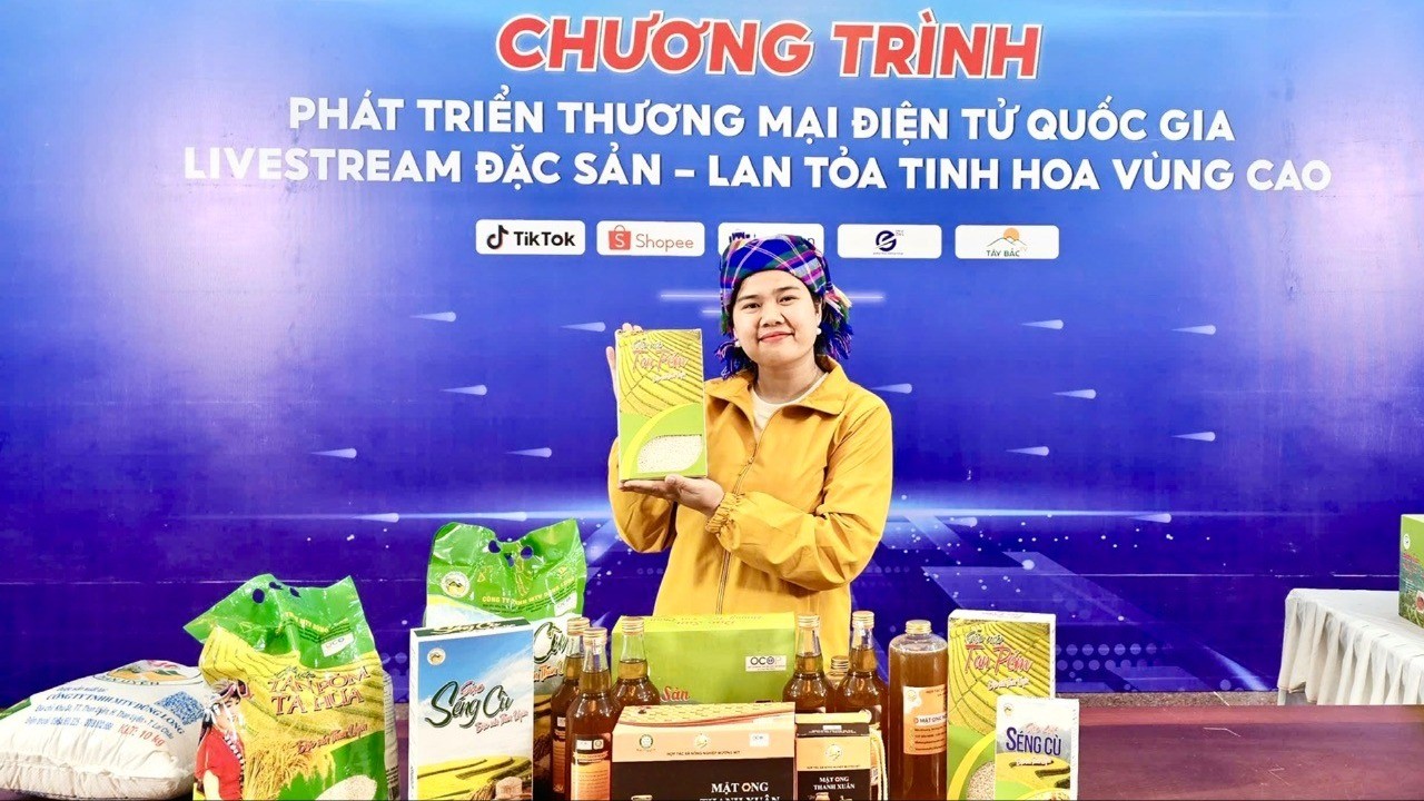 Phạm Thị Phương Mai giới thiệu các sản phẩm đặc sản của Lào Cai tại Chương trình Phát triển thương mại quốc gia. z7160263140044-685c5ebc72e1a80fdad5b7e4de28440b-8111.jpg