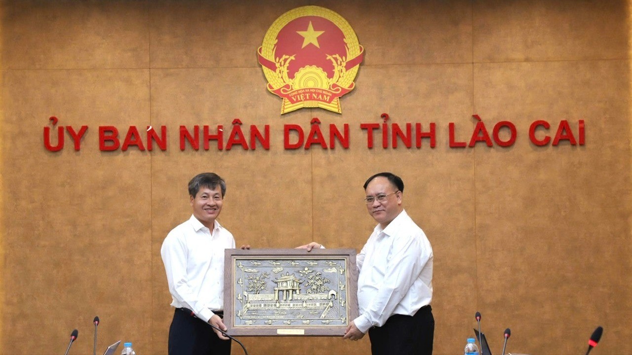 Đoàn công tác Ban Chính sách, Chiến lược Trung ương tặng quà lưu niệm UBND tỉnh Lào Cai. z7163082904099-34b969245c4409bcb0da7c1f15de3610-1710.jpg