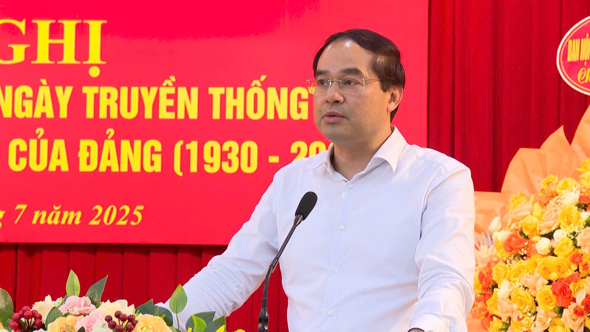 Đồng chí Trịnh Xuân Trường, Bí thư Tỉnh ủy, Chủ tịch HĐND tỉnh phát biểu chúc mừng ngành Tuyên giáo và Dân vận của Đảng. z6860349314971-5356f27cf8a5528befbbd20620297f13.jpg