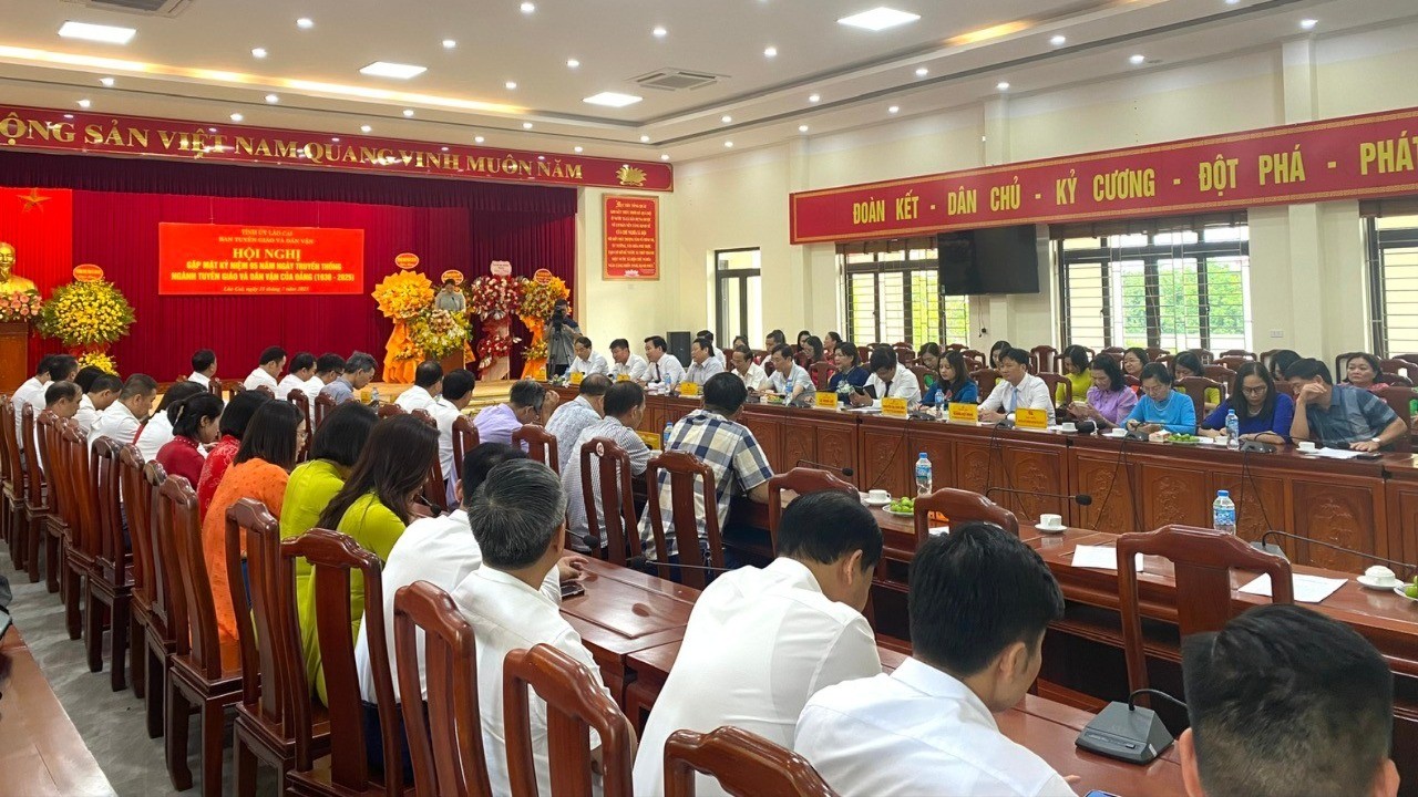 Quang cảnh buổi gặp mặt. z6860379771956-8c7c7ef3c891d0e085f315d4dffc556a-1234.jpg