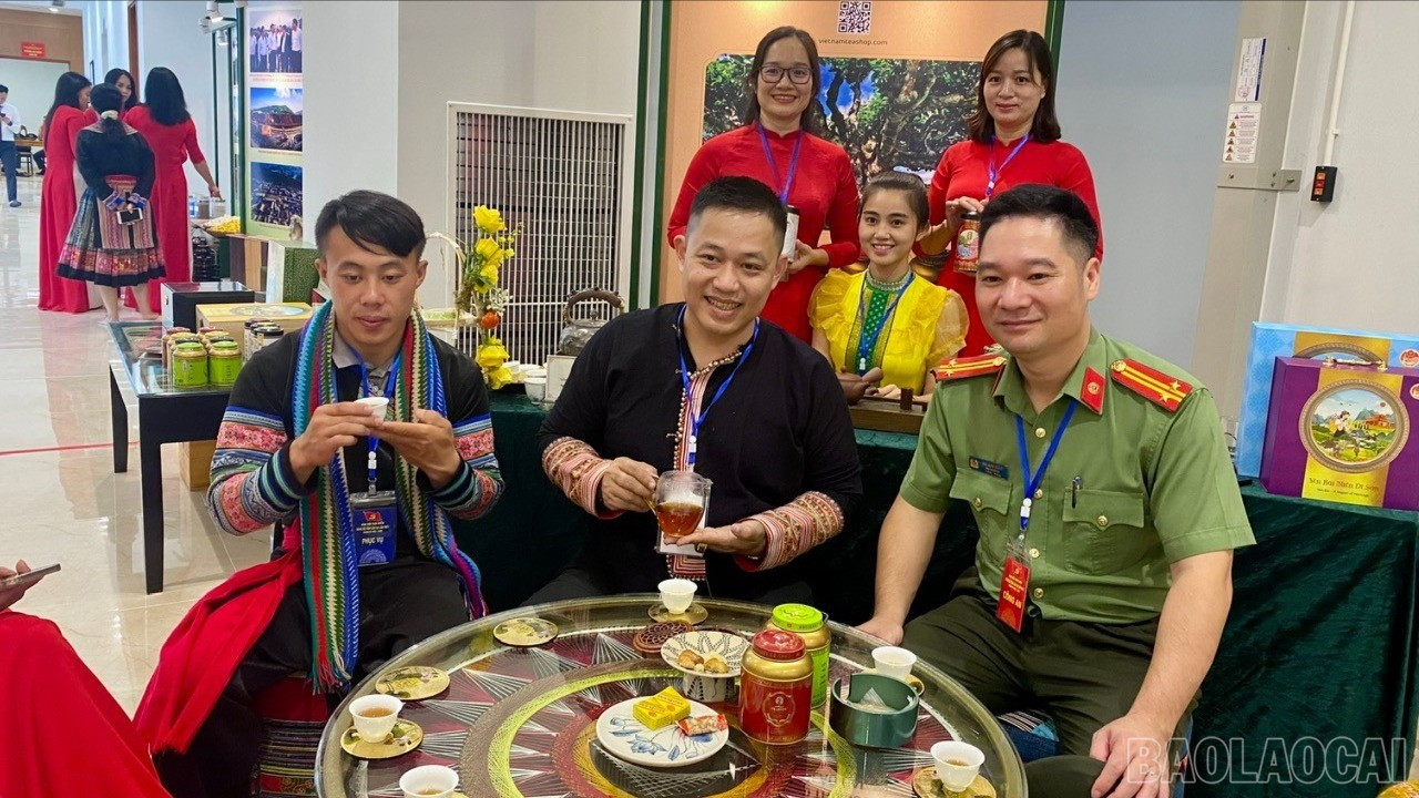 Không gian thưởng trà Shan tuyết Suối Giàng. baolaocai-br_z7059999216434-68b7e19e0b8854d7a590d8c854acdfdd-1028.jpg