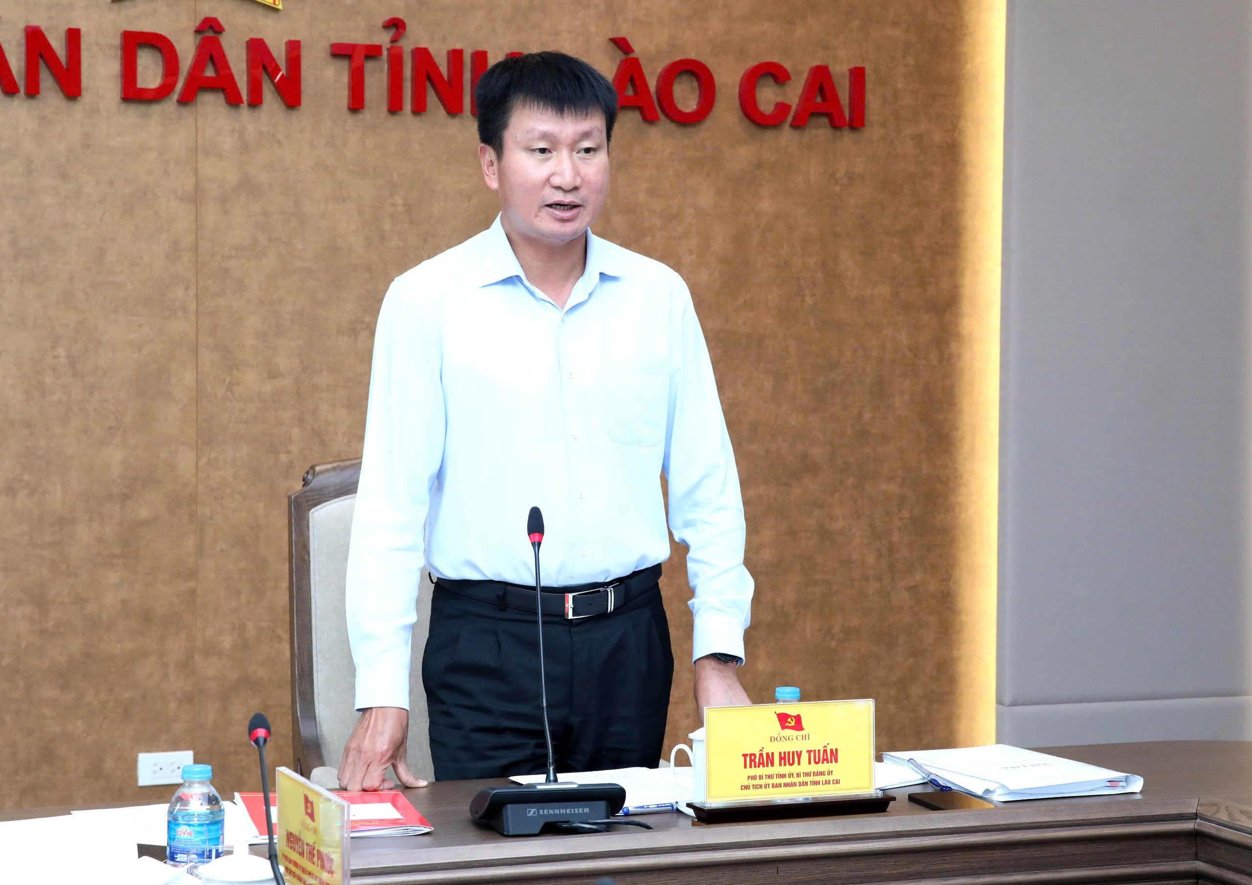 Đồng chí Trần Huy Tuấn - Phó Bí thư Tỉnh ủy, Bí thư Đảng ủy, Chủ tịch UBND tỉnh phát biểu tại hội nghị. z7101939658858-7aa743c115f474b1df0d6b53b24ac372.jpg