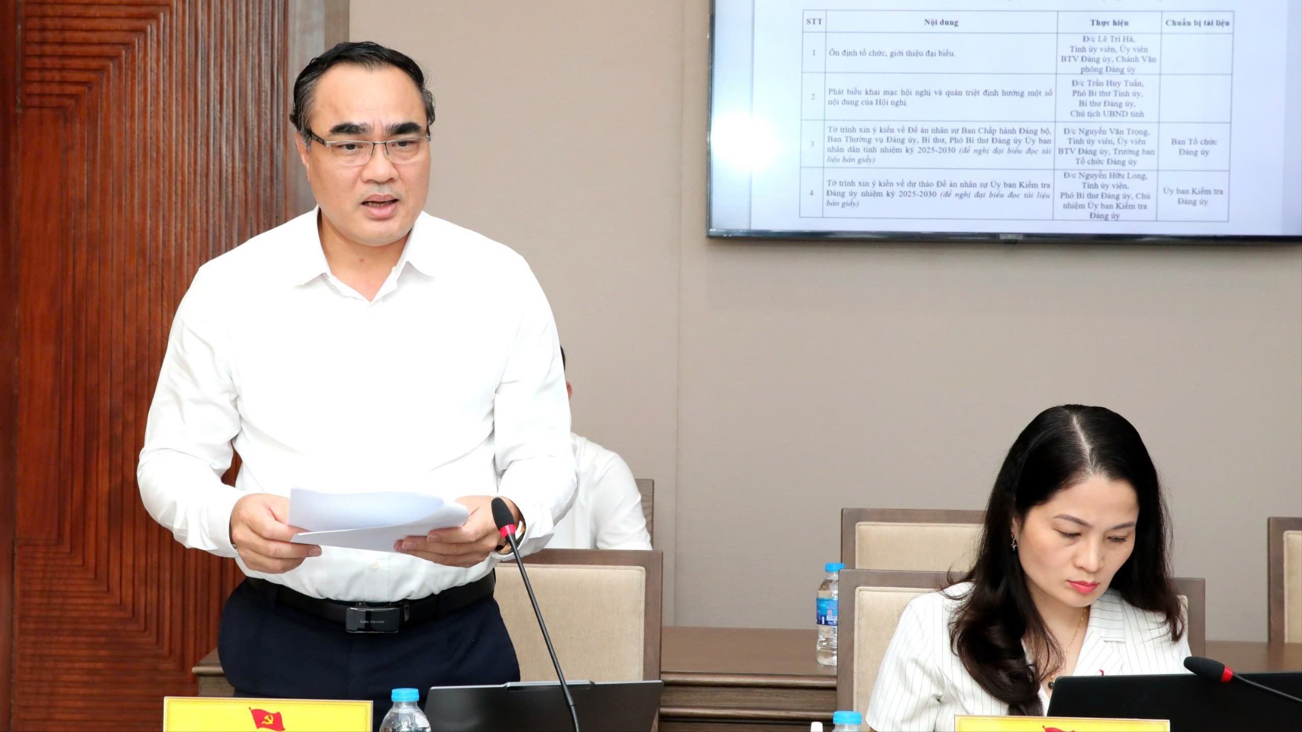 Đồng chí Nguyễn Hữu Long - Phó Bí thư Đảng ủy, Chủ nhiệm Ủy ban Kiểm tra Đảng ủy trình bày tờ trình tại hội nghị. z7101940049590-b34bc51ac7a7a4d860a0065a1d78f95d-7457.jpg