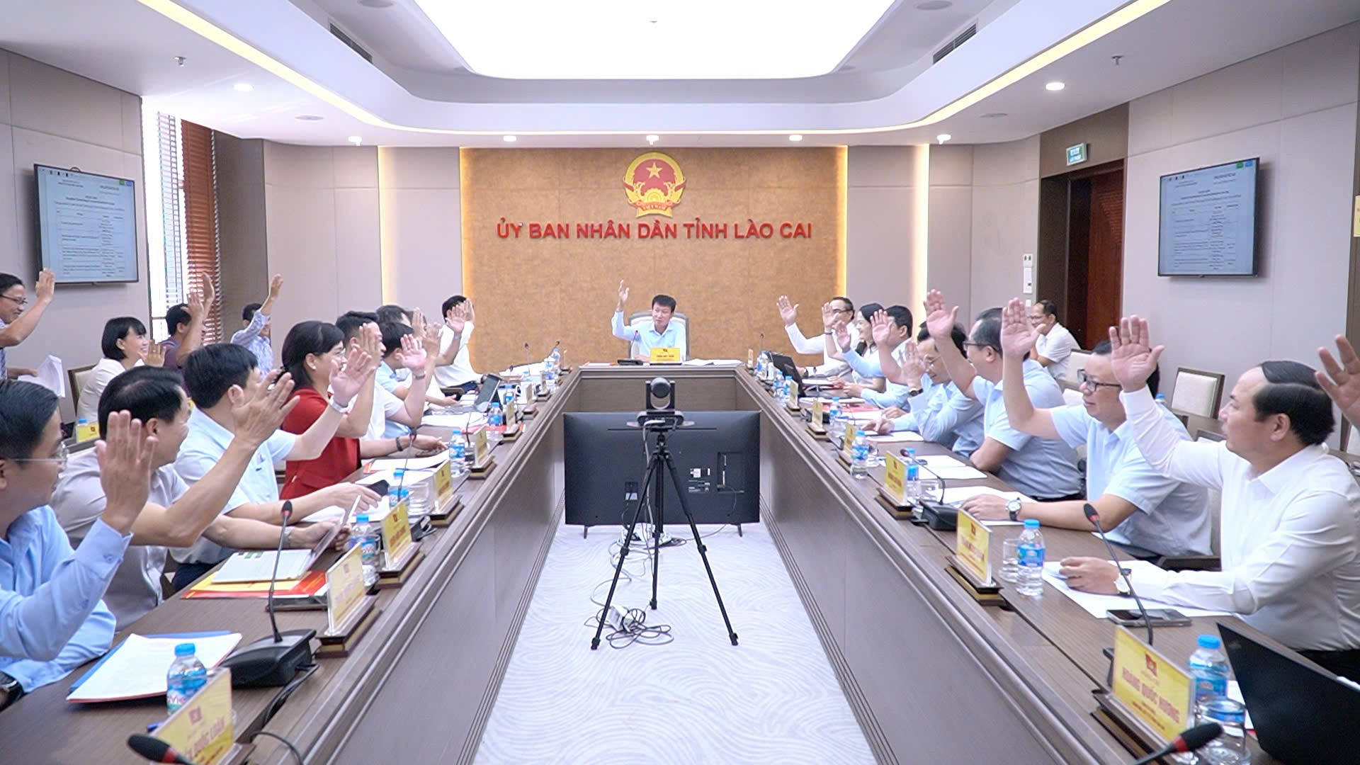Các đại biểu biểu quyết thông qua nghị quyết hội nghị. z7101935341128-1beec151d98ae73e66b71482eec845b6.jpg
