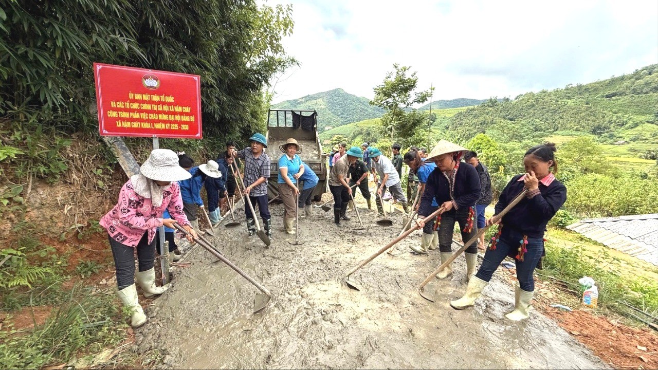Nhân dân xã Nậm Chày tham gia đổ bê tông đường giao thông nông thôn - hoạt động thiết thực chào mừng Đại hội Đảng bộ các cấp. z6894740046490-cd5de8ef2c759534f07a935757e238cb-9320.jpg