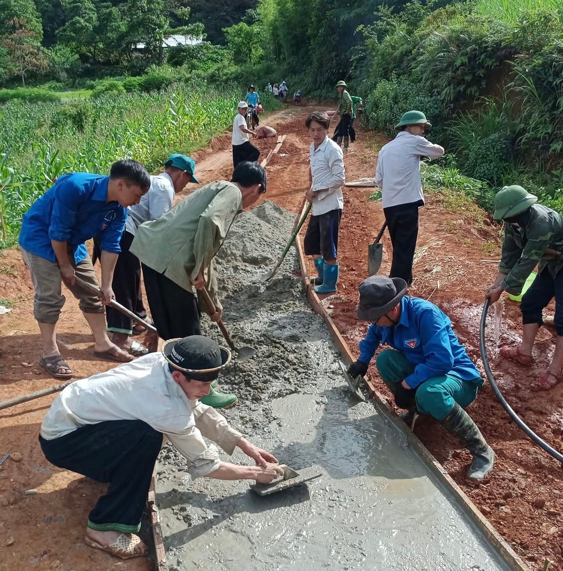 Đồng bào vùng cao chung sức xây dựng quê hương. z6894153032806-7a22da52af4c3a7cabca5244a7b210ef.jpg