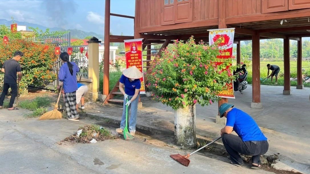 Nhân dân xã Liên Sơn vệ sinh đường làng, ngõ xóm "sáng - xanh - sạch - đẹp". z7115168980774-fafc5fd160a1b119ae17f5ca9fa3076a-7.jpg