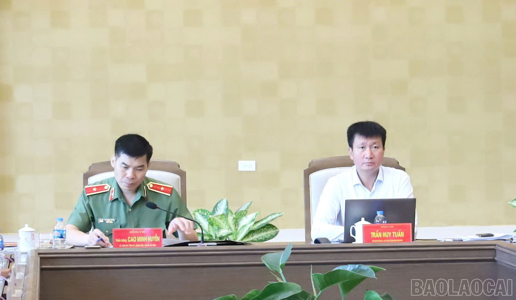 Đồng chí Trần Huy Tuấn - Phó Bí thư Tỉnh ủy, Chủ tịch UBND tỉnh và Thiếu tướng Cao Minh Huyền - Ủy viên Ban Thường vụ Tỉnh ủy, Giám đốc Công an tỉnh tham dự Hội nghị. baolaocai-br_z7096797336693-fcf9f89f9687caf5b9e17b48baeefbf2.jpg