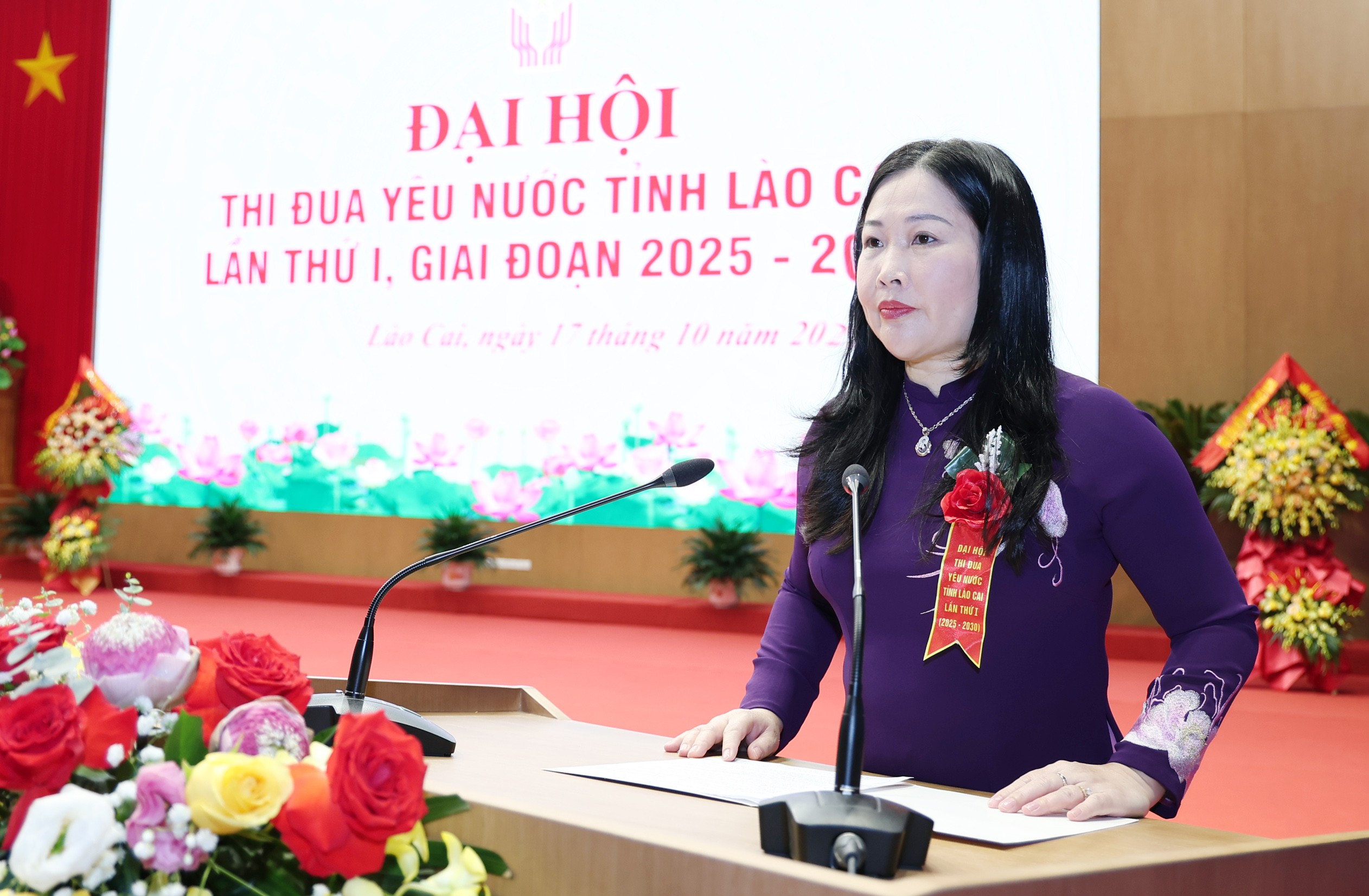 Đồng chí Vũ Thị Hiền Hạnh - Phó Chủ tịch UBND tỉnh, Phó Trưởng Ban Tổ chức Đại hội hướng dẫn một số nội dung về công tác thi đua - khen thưởng tại Đại hội. 5695.jpg