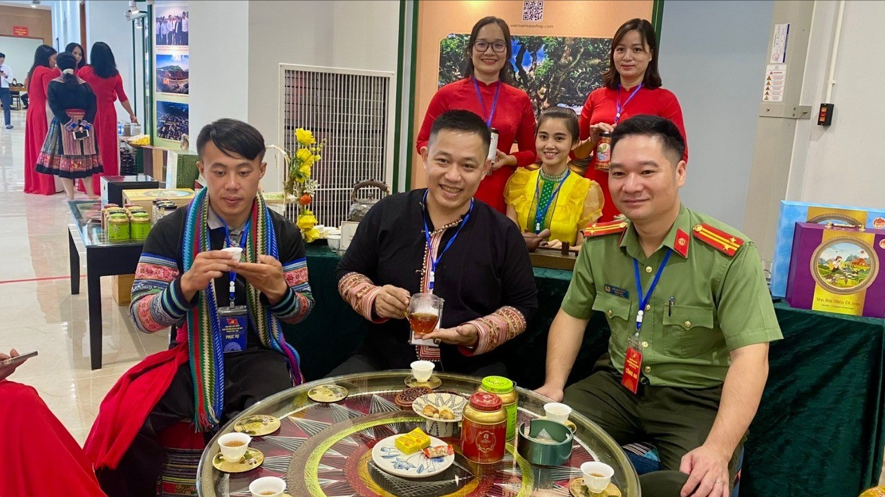 Không gian thưởng thức chè Shan tuyết Suối Giàng tại Đại hội đại biểu Đảng bộ tỉnh Lào Cai lần thứ I, nhiệm kỳ 2025 - 2030. z7059999216434-68b7e19e0b8854d7a590d8c854acdfdd-1028.jpg