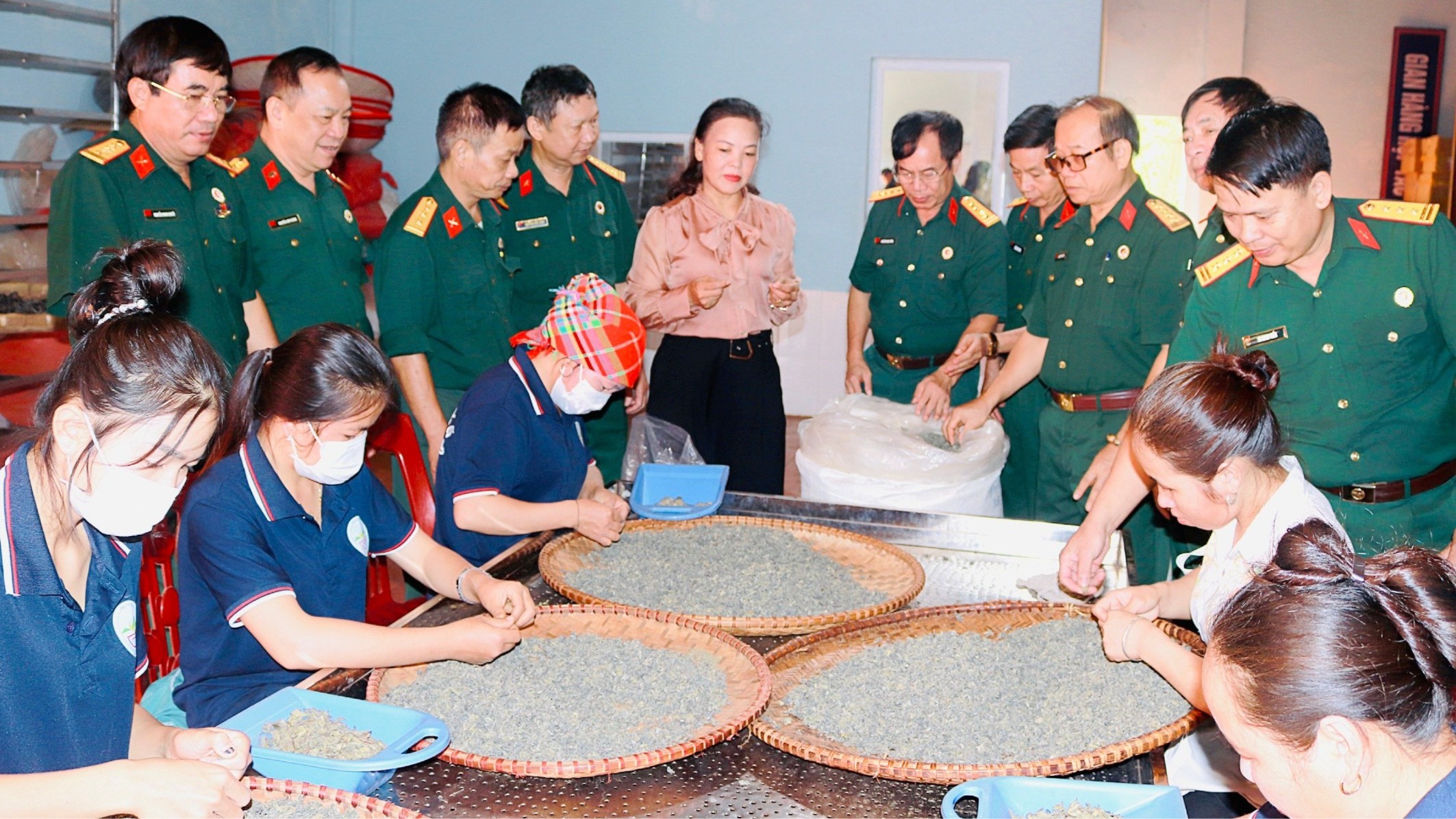 Chị Lâm Thị Kim Thoa giới thiệu sản phẩm trà Shan tuyết với đoàn tham quan Hội Cựu chiến binh tỉnh. image-13-1205.jpg