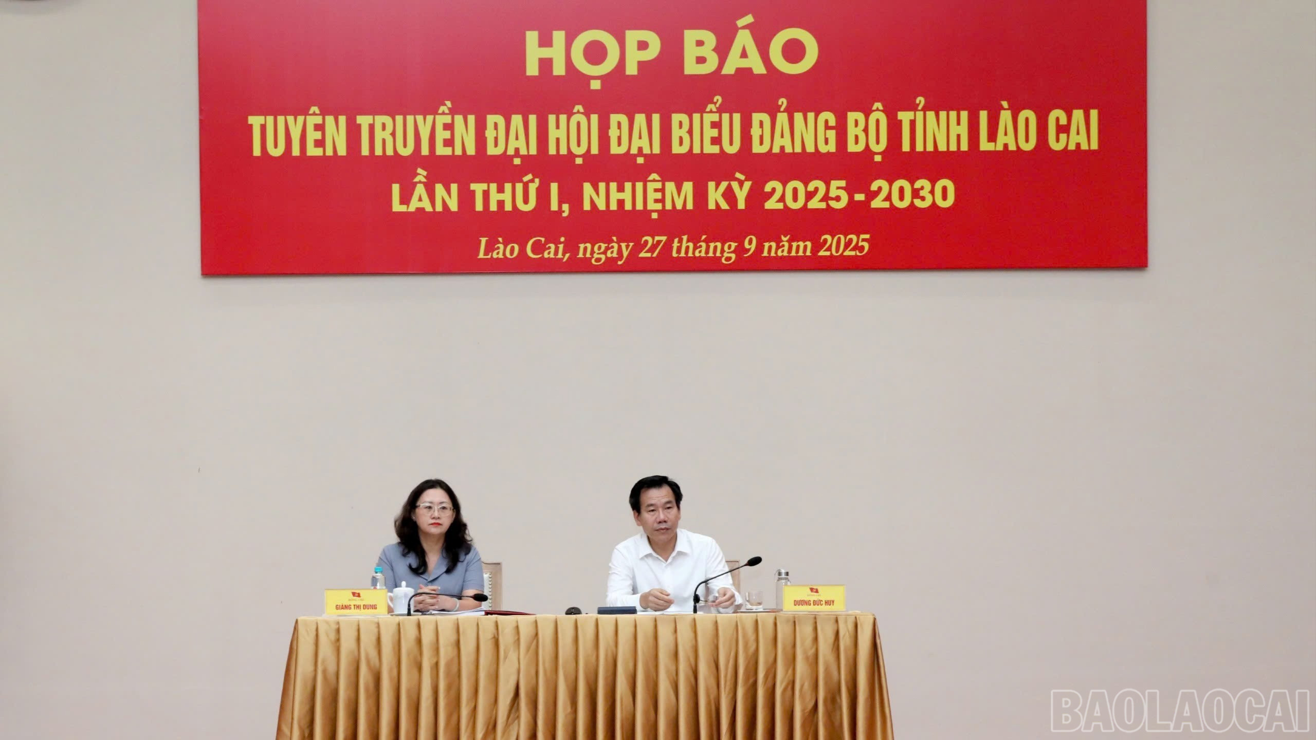 Đồng chí Giàng Thị Dung - Phó Bí thư Tỉnh ủy, Chủ tịch Ủy ban Mặt trận Tổ quốc Việt Nam tỉnh và đồng chí Dương Đức Huy - Ủy viên Ban Thường vụ, Trưởng Ban Tuyên giáo và Dân vận Tỉnh ủy đồng chủ trì họp báo. baolaocai-br_z7056300578682-7ea01989fafcc2757de69388eee61973-3514.jpg