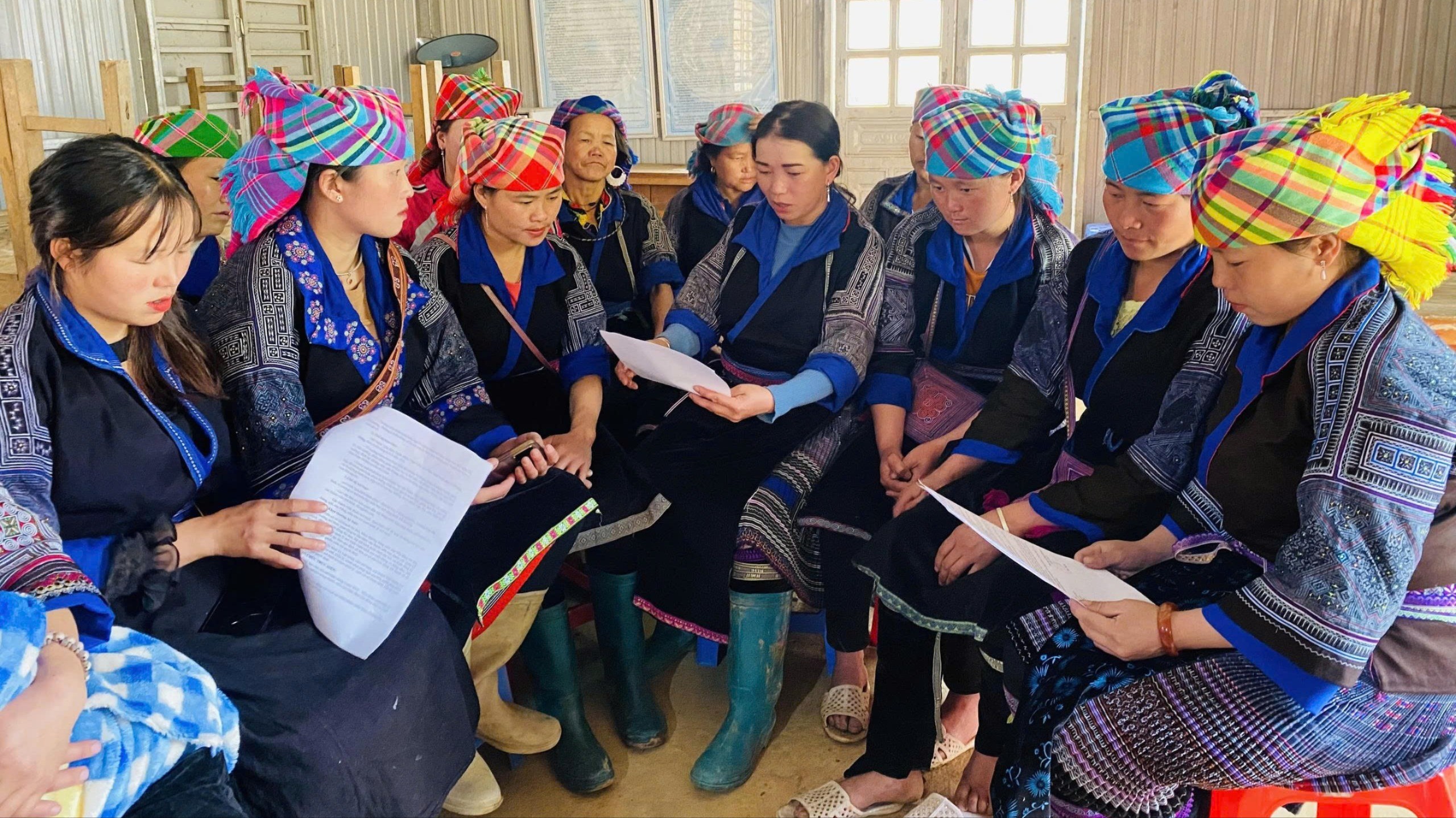 Đồng bào dân tộc Mông, xã Mù Cang Chải tìm hiểu các nội dung Cuộc vận động “Toàn dân đoàn kết xây dựng nông thôn mới, đô thị văn minh”. z6966470853455-5ae841032c7c4e944c2a4632d87c3d44.jpg
