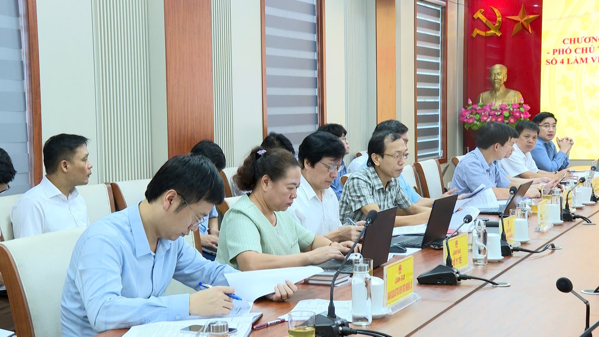 Các đại biểu tham dự buổi làm việc. z7020473281346-b38d47a730f0626a45b61bc8ef028d85.jpg