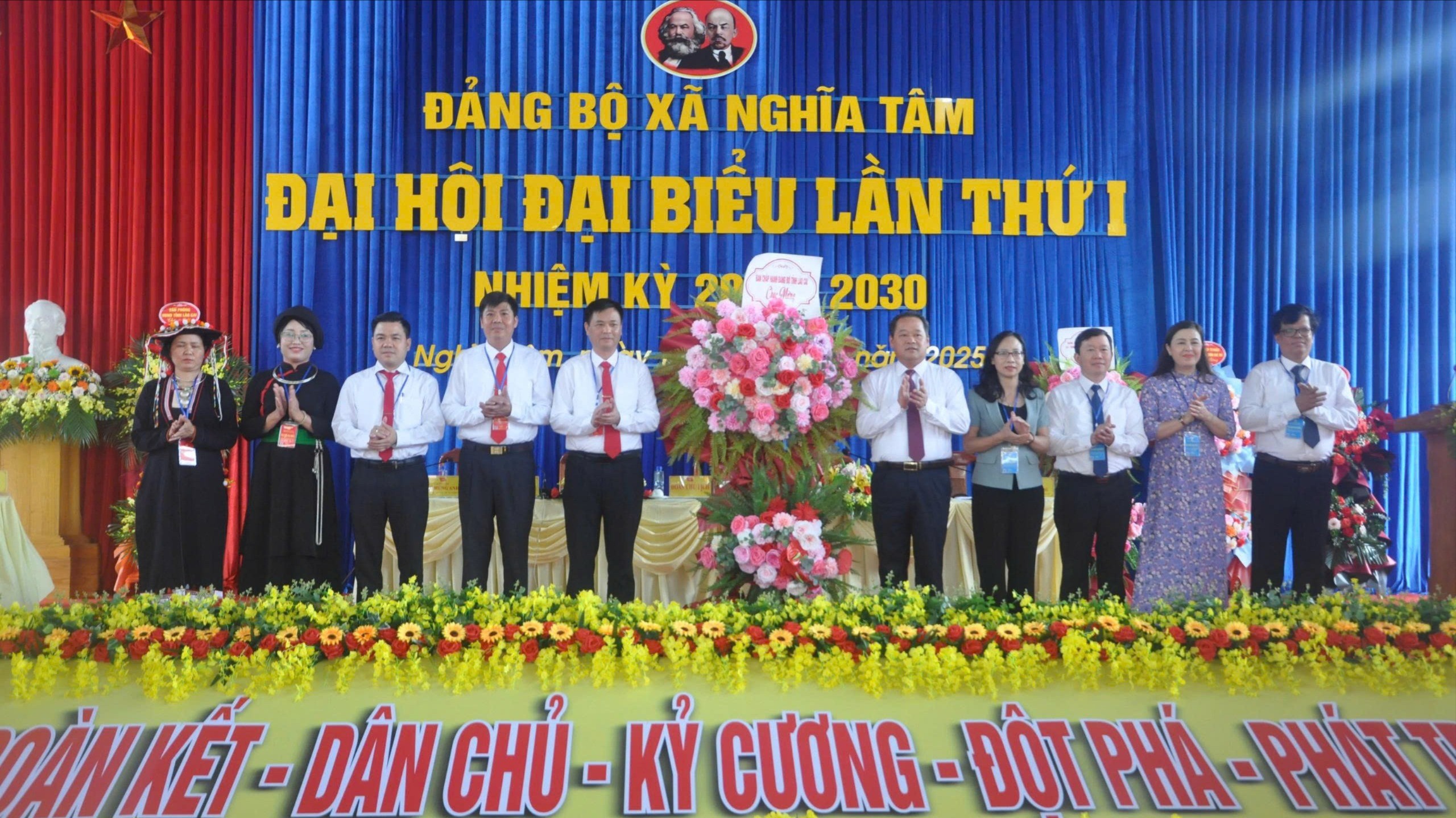 Đồng chí Lý Bình Minh, Phó Chủ tịch HĐND tỉnh tặng hoa chúc mừng Đại hội. z6909398425357-5ce051088286ed61ea30044657374ecd-628.jpg