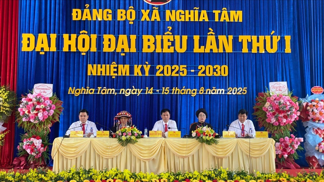 Đoàn Chủ tịch Đại hội. z6908461208925-af60a880022d13d525c1a2dc13452635-7403.jpg
