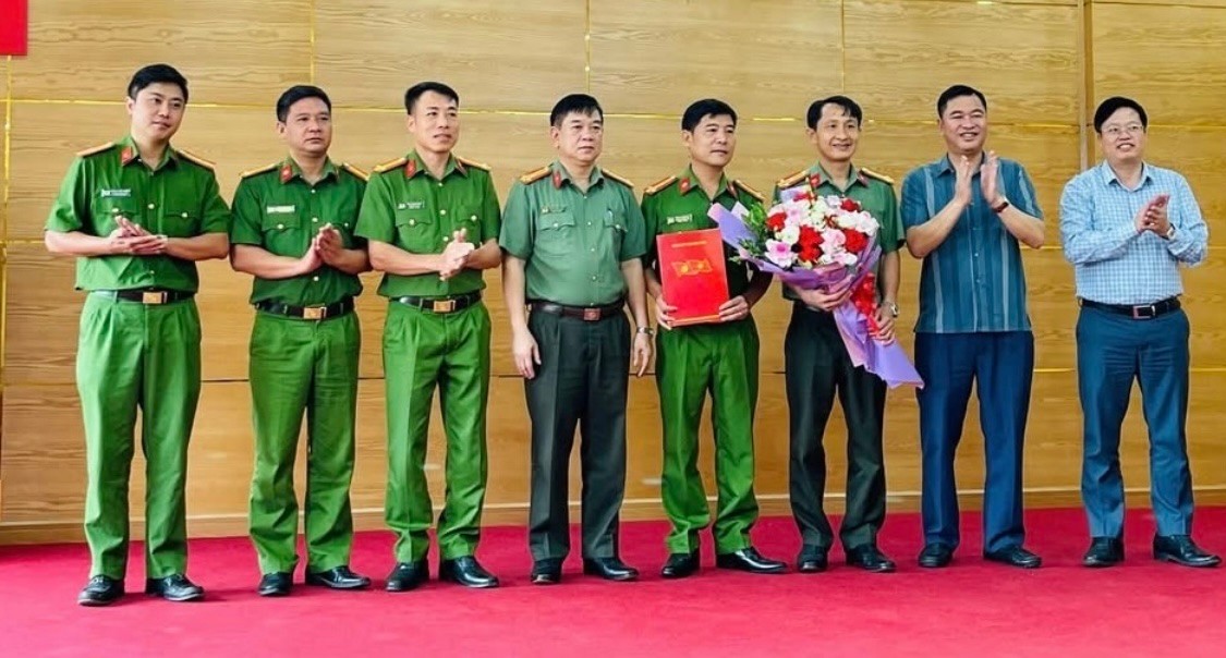 Lãnh đạo xã Bát Xát chúc mừng, biểu dương Công an xã Bát Xát đã triệt phá thành công đối tượng tàng trữ trái phép chất ma túy trên địa bàn. z6801673974160-9af9a36e46dbb9bbf40034dfe31e481e.jpg