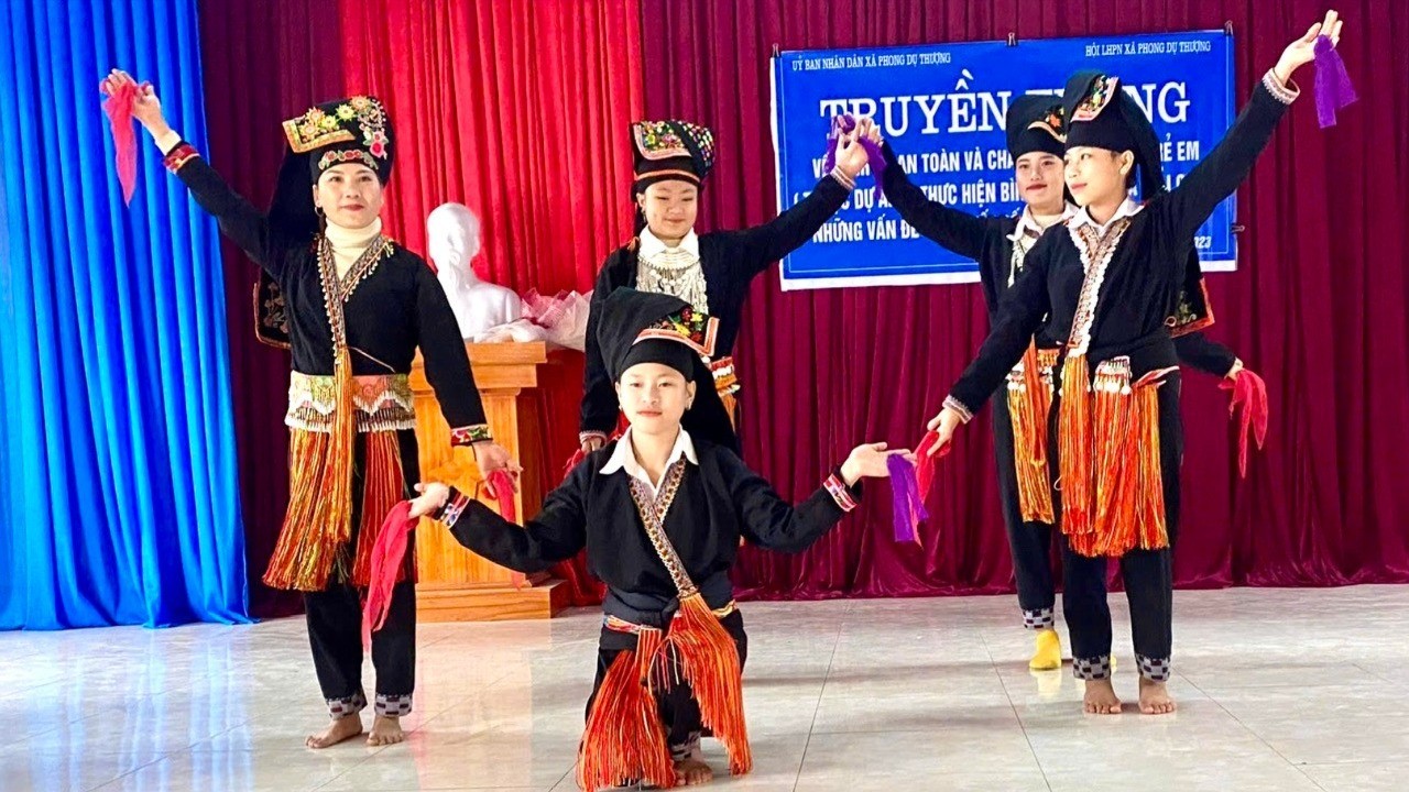 Thời gian tới, Hội Liên hiệp Phụ nữ xã Phong Dụ Thượng tiếp tục tổ chức các hoạt động truyền thông giai đoạn 2 với hình thức đổi mới. z7096774641652-242e4eecab005dd345631481f8173033-2976.jpg