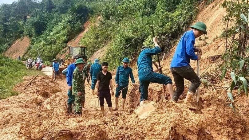 Đoàn viên, thanh niên xã Tri Lễ, tỉnh Nghệ An và các lực lượng chức năng tham gia khắc phục hậu quả thiên tai. z6848455100836-548c42b53b61aced4f58f9f8f78b174a-7998.jpg