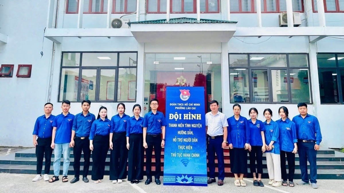 Đội hình thanh niên tình nguyện phường Lào Cai ra quân hỗ trợ người dân. z6852370124492-4f01ad4177f62aa33c772759991c687e-4652.jpg
