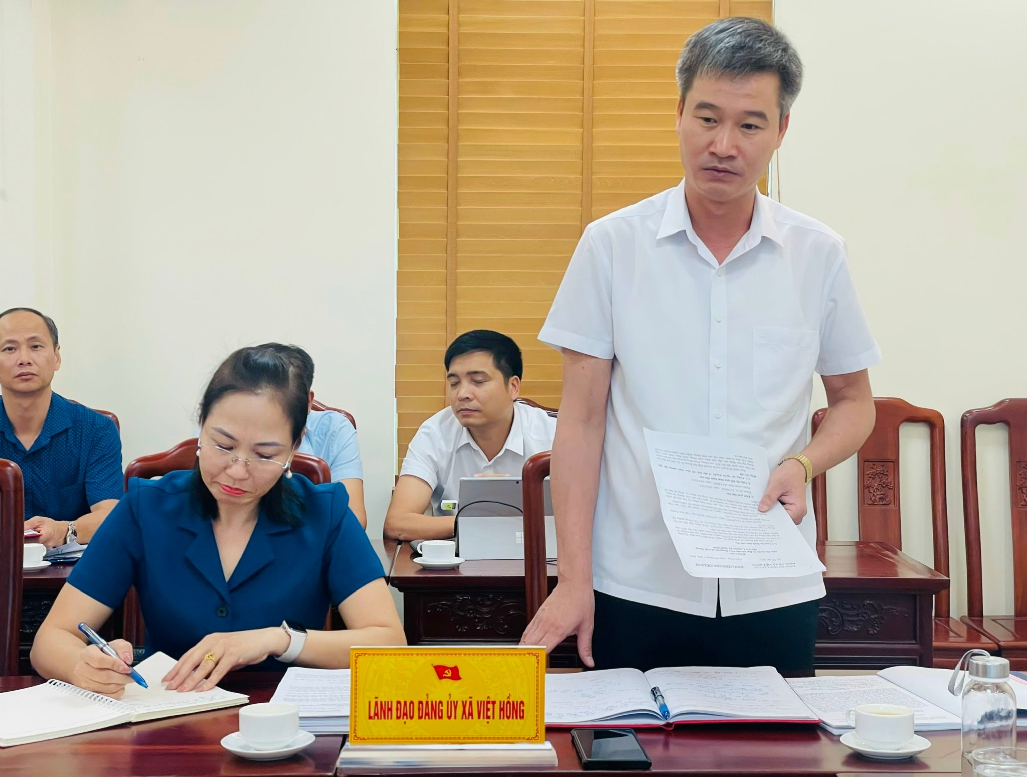 Đồng chí Hoàng Mạnh Hà, Bí thư Đảng ủy, Chủ tịch HĐND xã Việt Hồng báo cáo công tác chuẩn bị Đại hội Đảng bộ xã. z6851563515374-4b5be4d4c7885b0e18e5de8156f80dca.jpg