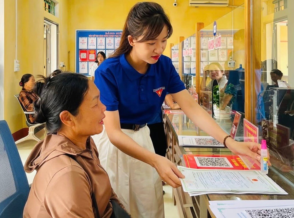 Hỗ trợ người dân xã Quy Mông thực hiện thủ tục hành chính. z6852373839703-5d07280f4c4381c2a3ca1b63e673bbed.jpg